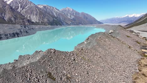 vista aérea dinámica del lago tasmán aguas turquesas, hermoso día, alpes del sur, nueva zelanda