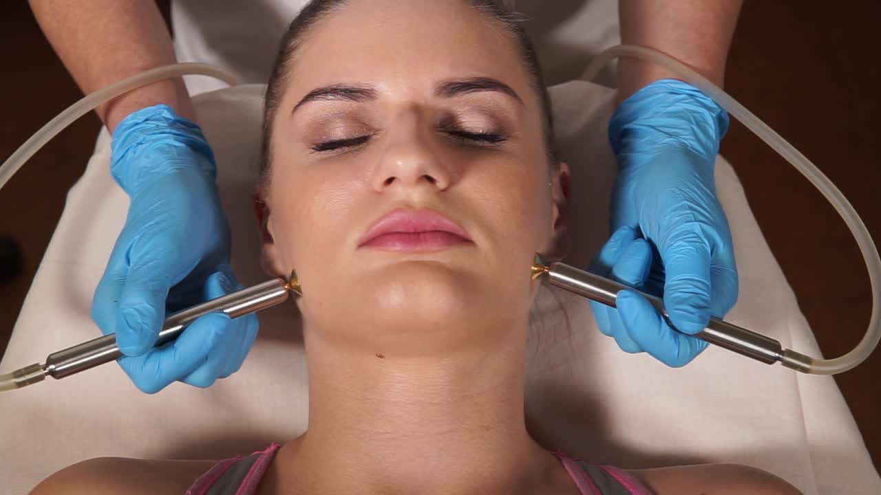 mujer que recibe tratamiento facial