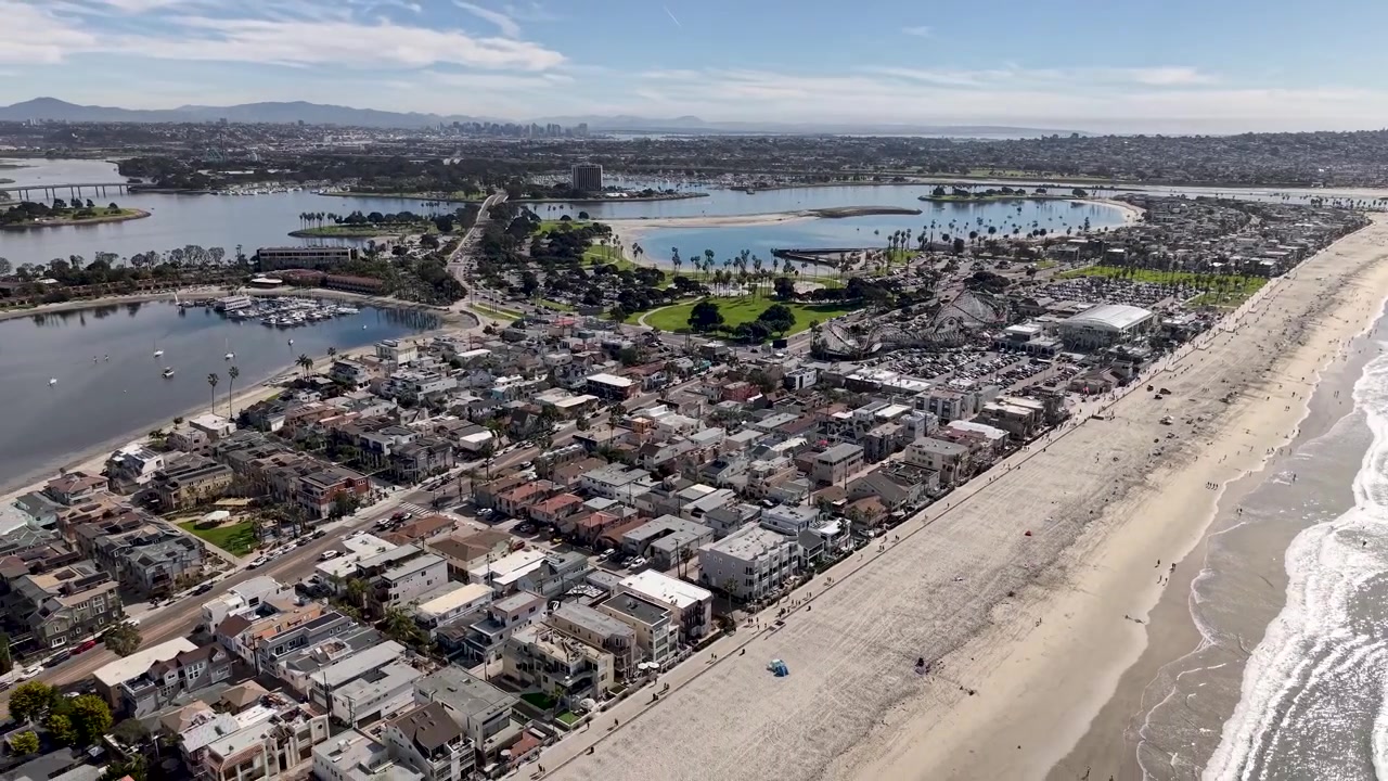 Kustlijn van Belmont Park en Pacific Beach van bovenaf gezien, houten achtbaan Giant Dipper en strandgemeenschap langs de Stille Oceaan, San Diego. Toeristische vakantiebestemming