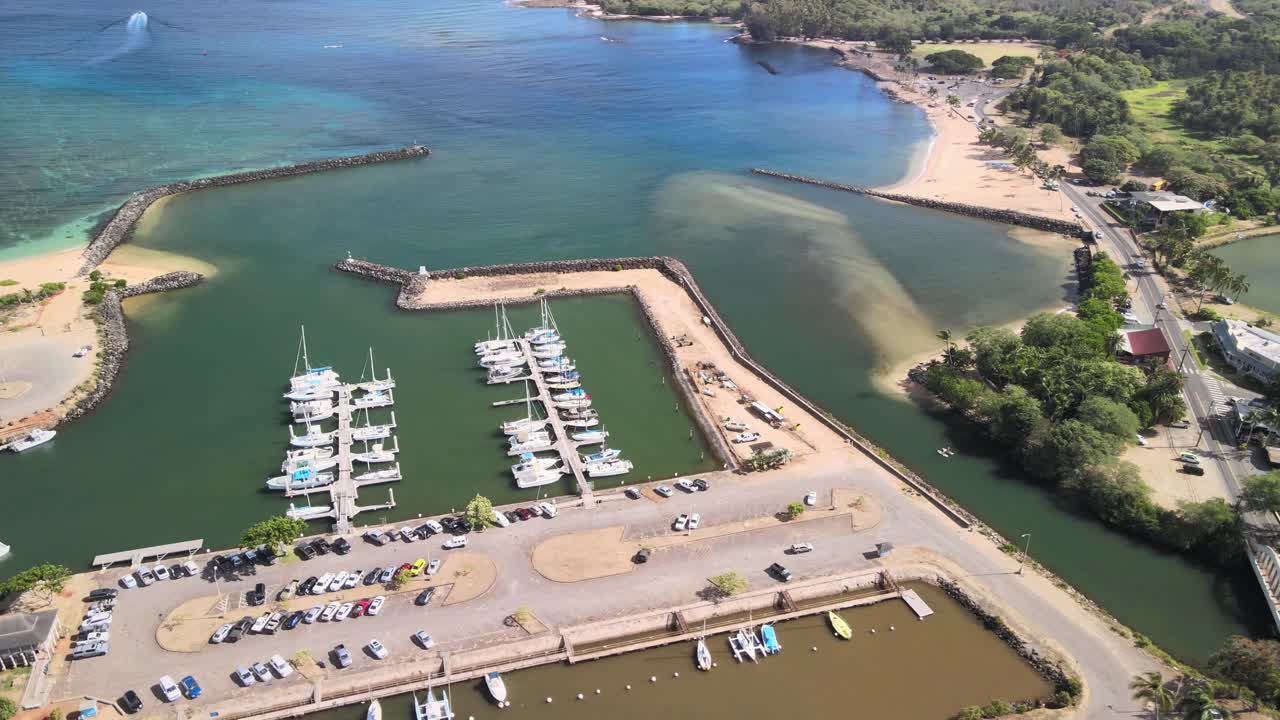 오아후 섬 하와이에 있는 할레이와 보트 항구의 시계 반대 방향 공중 팬