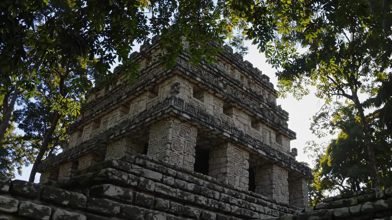 antiguo templo maya en la jungla