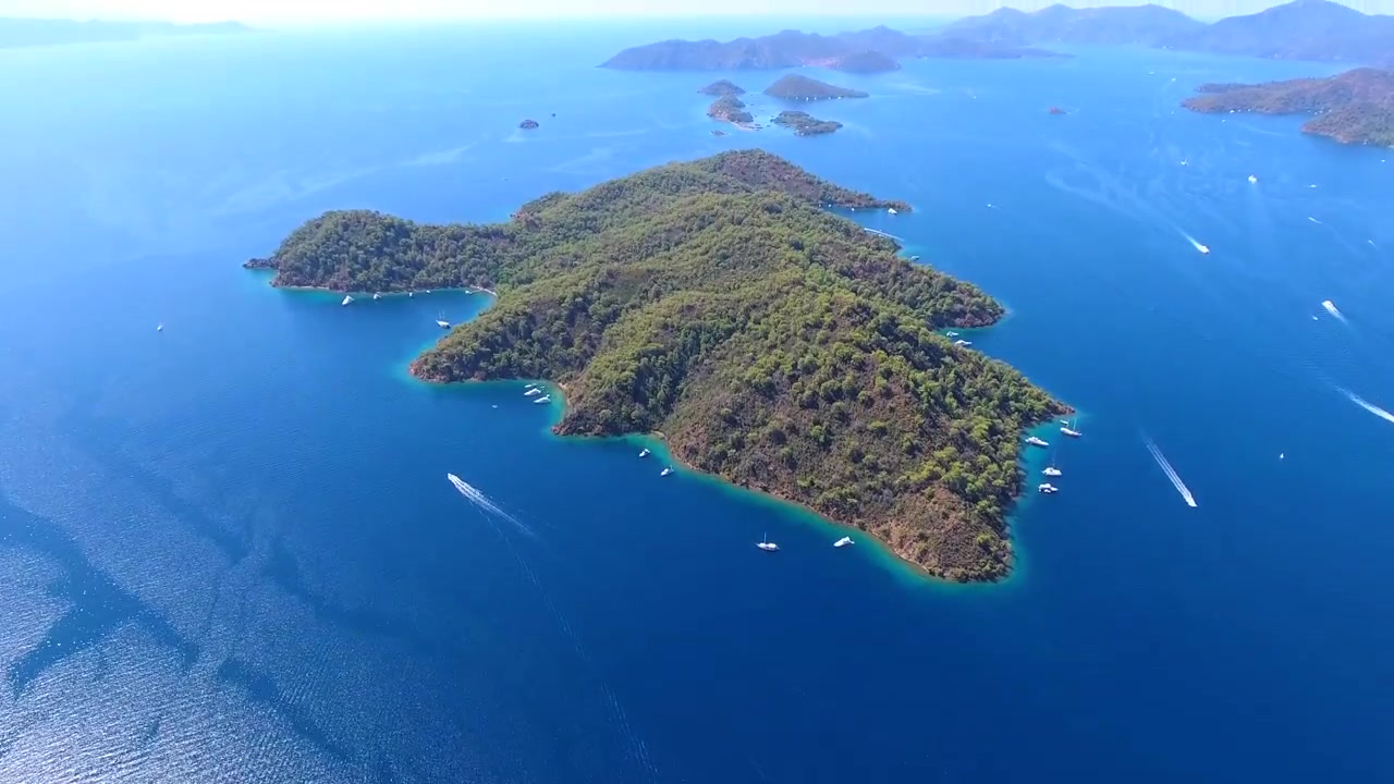Vista aerea di un'isola tropicale circondata dal mare blu
