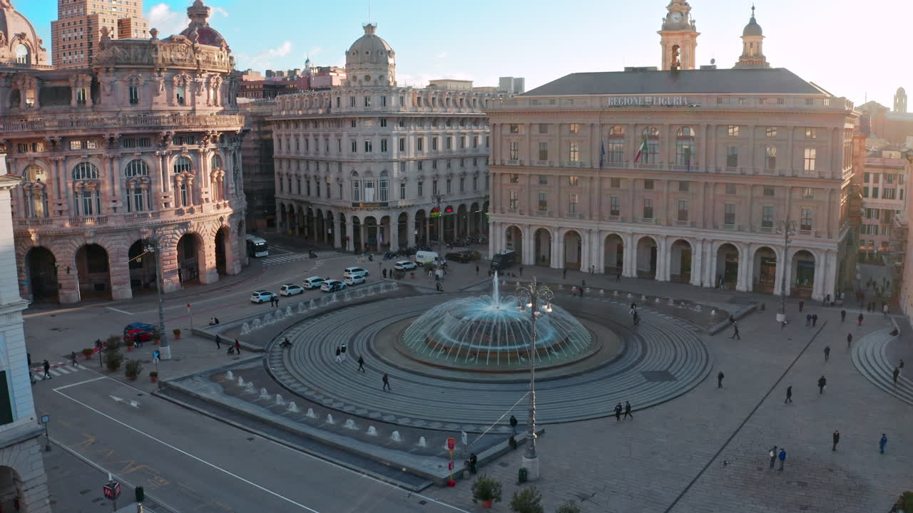 Piazza De Ferrari con la sua architettura unica e l'iconica fontana in bronzo, Genova.