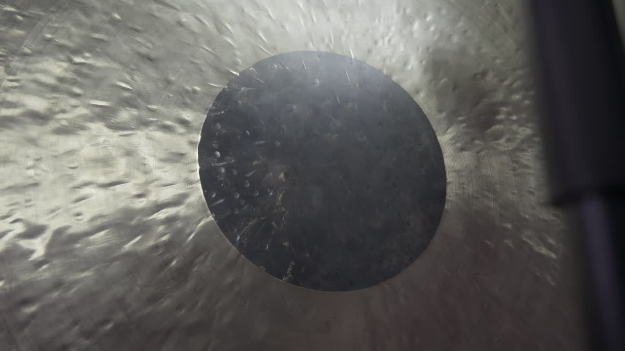 primer plano de un gong de bronce