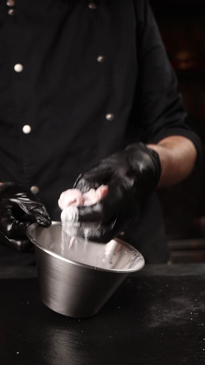 Lo chef prepara il dessert