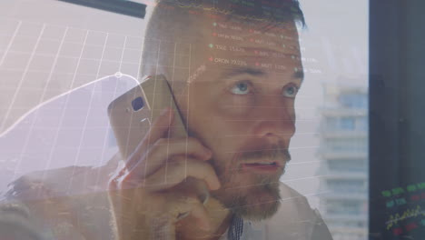 animación de procesamiento de datos del mercado de valores contra un hombre caucásico hablando en teléfono inteligente en la oficina