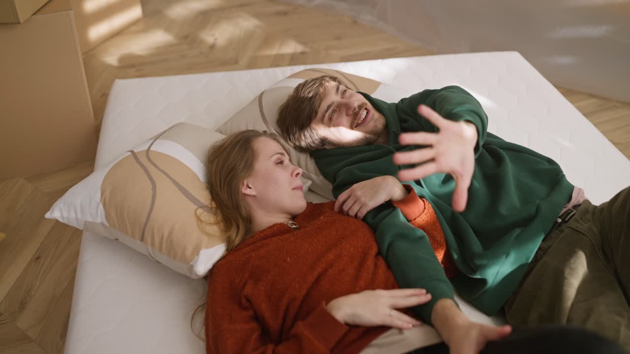 una pareja feliz mudándose.