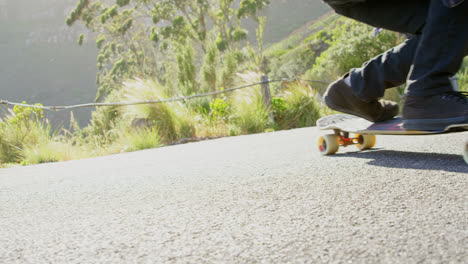 Seitenansicht-Eines-Coolen-Jungen-Kaukasischen-Mannes,-Der-Auf-Einer-Landstraße-4k-Bergab-Einen-Skateboard-Trick-Macht