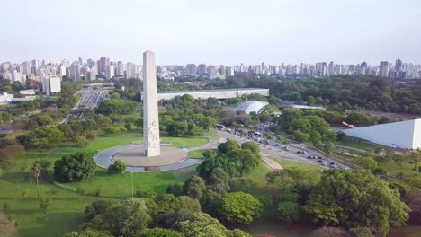 parque ibirapuera y obelisco en sao paulo, brasil. imágenes aéreas de drones en un día soleado de verano.