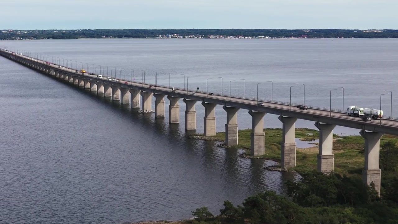 Ponte di Öland, camion, autobus, moto e auto, giorno d'estate (2 di 2).