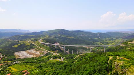 Impresionantes-Imágenes-De-Drones-De-4k-Del-Icónico-Puente-Črni-Kal-En-Eslovenia,-Una-Obra-Maestra-De-La-Arquitectura-En-Medio-De-Un-Entorno-Natural-Impresionante