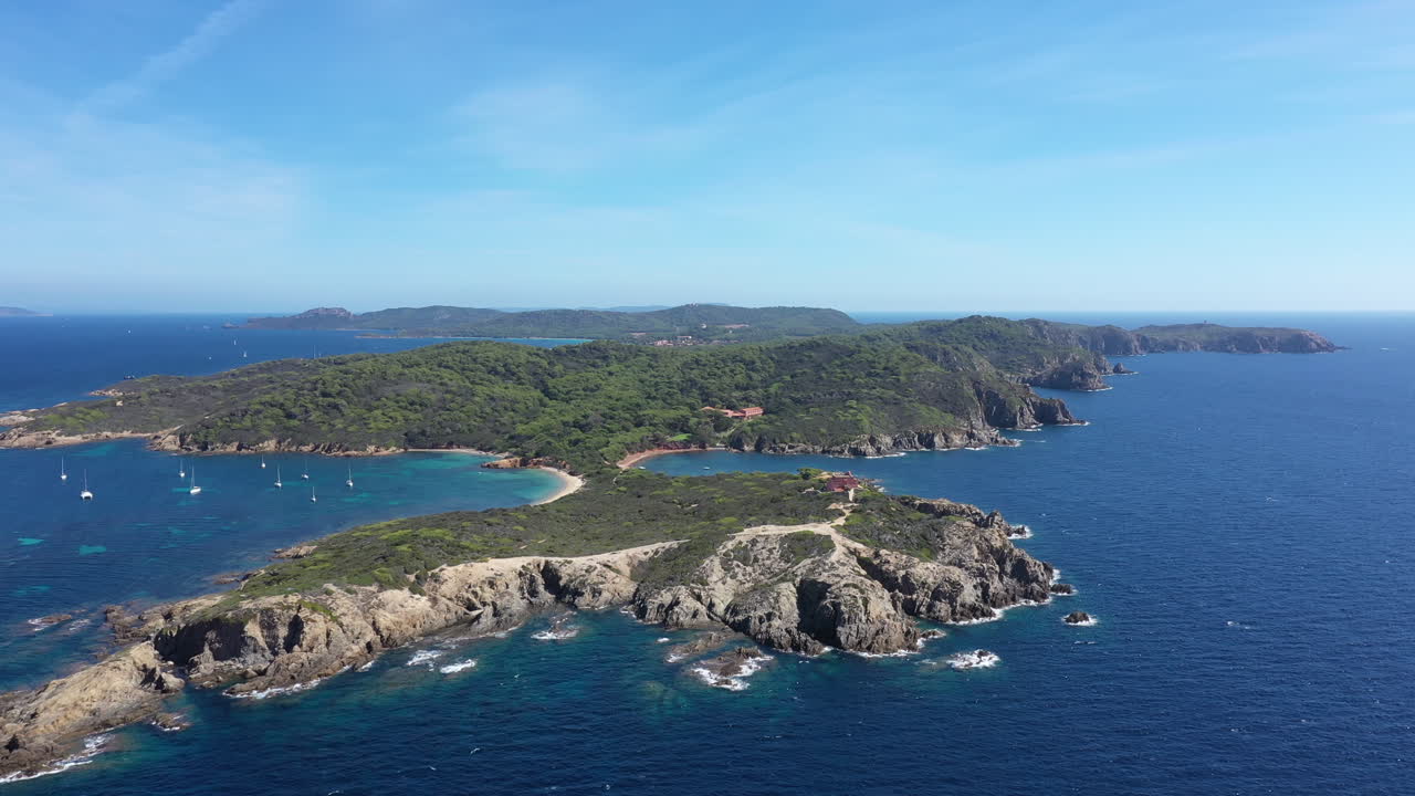 vista aérea global de porquerolles playa de langoustier día soleado de verano francia var