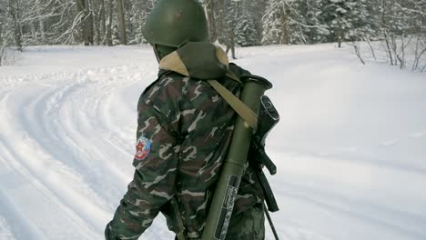 soldado esquiando en un bosque nevado