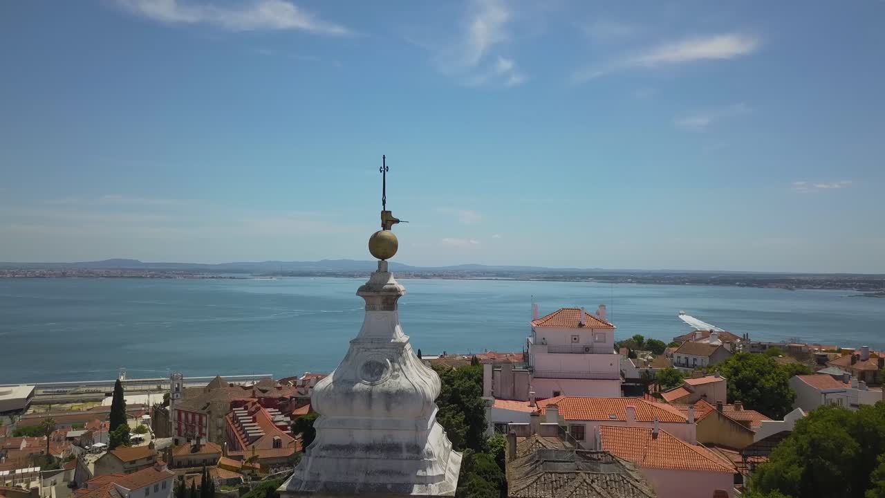 Lisbona, Portogallo. Video aereo 4K del Castello di Lisbona - Il Castelo De Sao Jorge, con alcune barche che navigano sul fiume Tago sullo sfondo