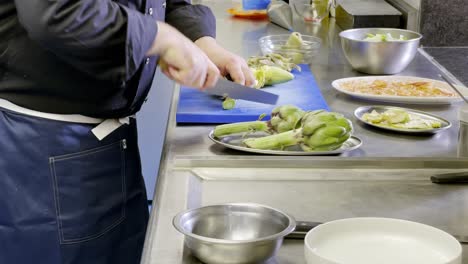 cocina profesional cortando verduras rapido