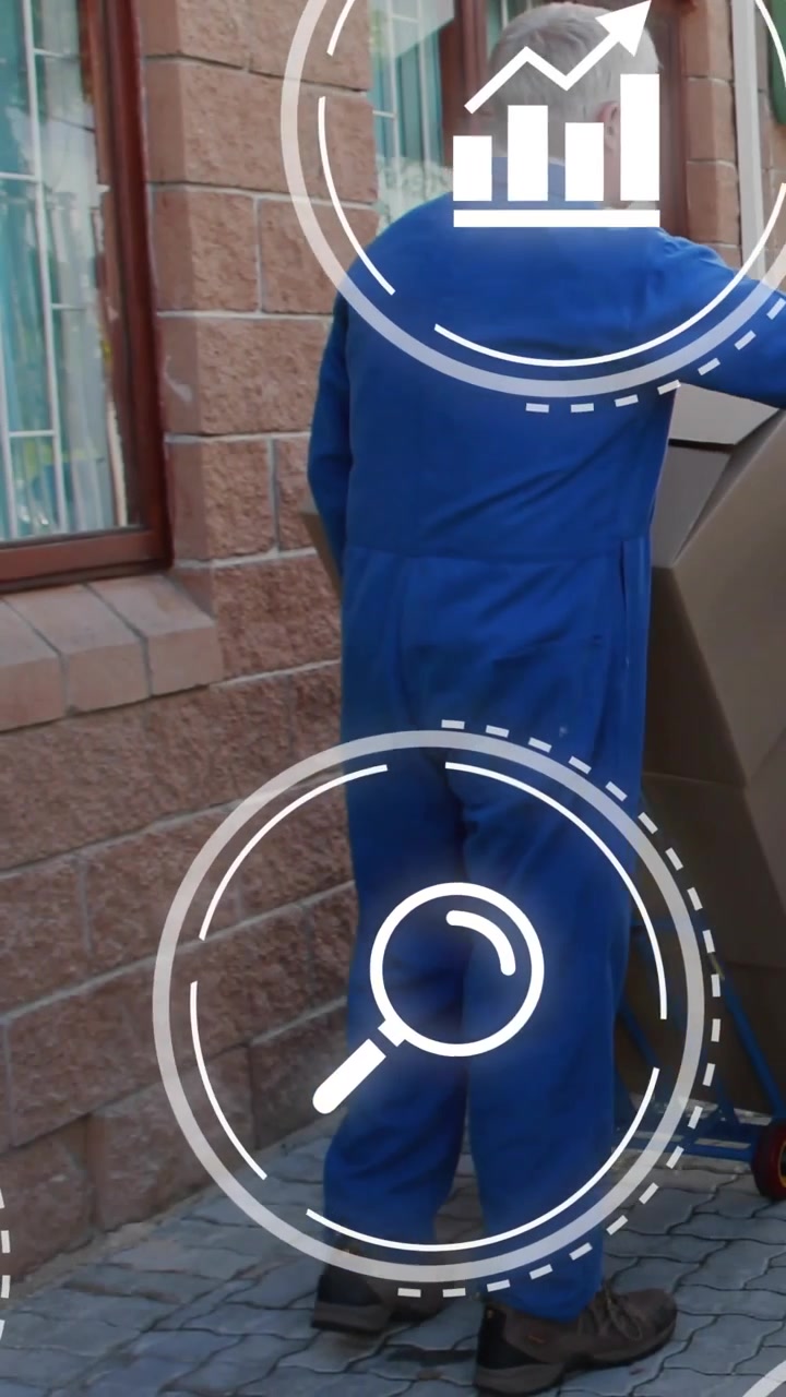 Video verticale: Squadra di consegna che arriva guidando un carrello, spingendo una scatola per la consegna con icone HUD in sovrimpressione