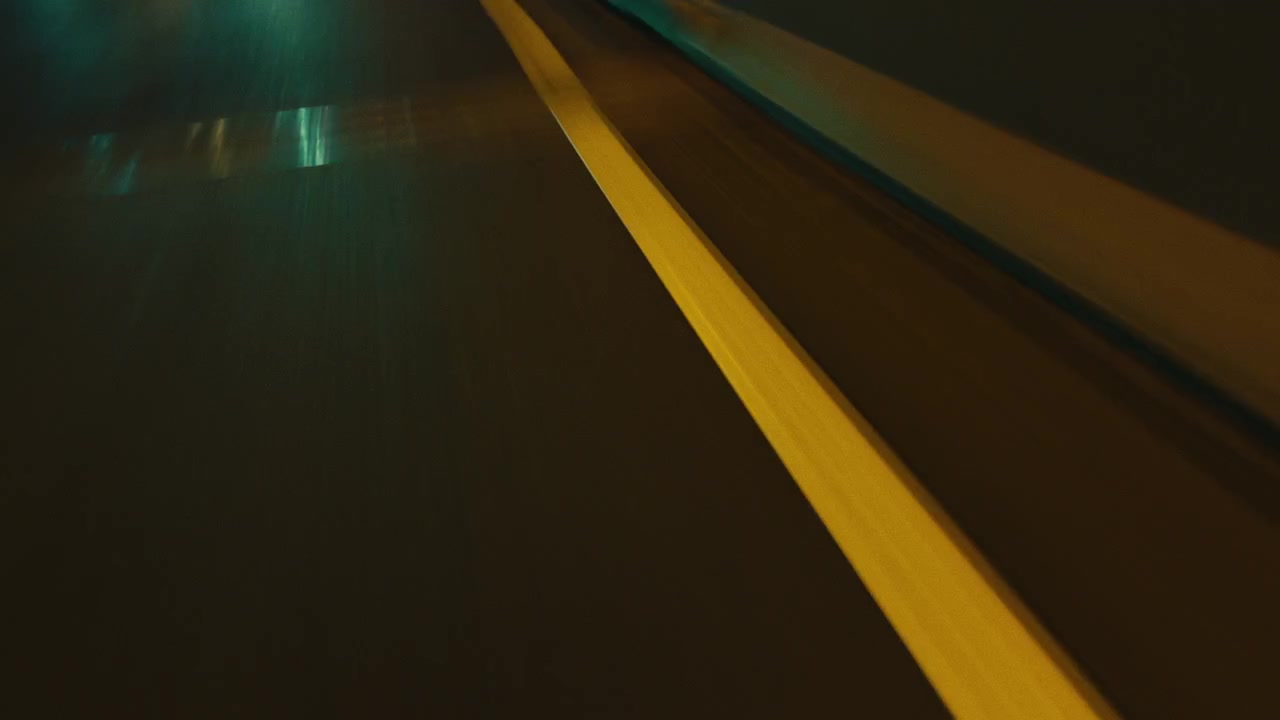 Auto da corsa che sfreccia sulla strada di notte. - Ripresa POV
