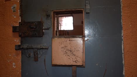 Die-Metalltür-Des-Gefängnisses-Schützt-Den-Gefangenen-Von-Innen-Vor-Der-Flucht