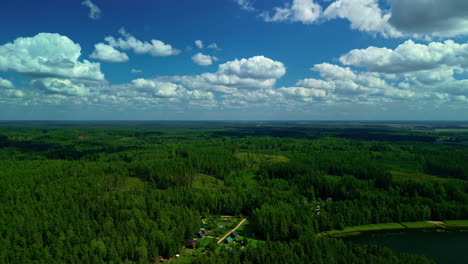 Eine-Sanfte-Rückwärtsaufnahme-Eines-Kleinen-Dorfes-In-Einer-Grünen-Waldlandschaft