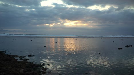 Bewölkter-Friedlicher-Nachmittag-In-Suluban-Beach,-Bali,-Indonesien-2