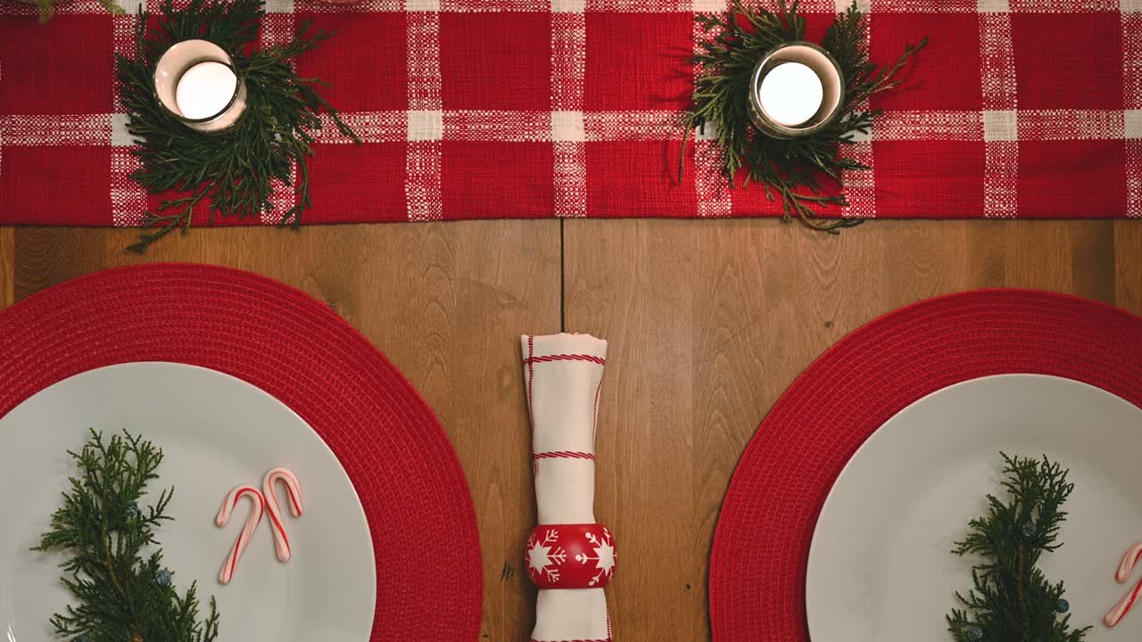 크리스마스 저녁 식사 테이블 설정 오버헤드 뷰