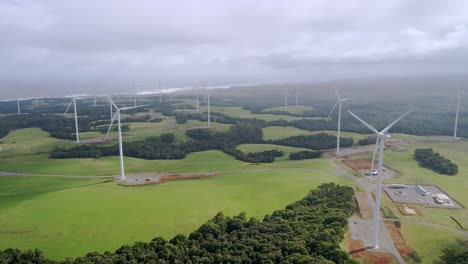 Toma-De-Inclinación-De-Drones-De-Un-Parque-Eólico-De-Energía-Renovable-Con-Turbinas-Giratorias-En-Un-Día-Nublado-En-La-Costa-Oeste-De-Tasmania,-Australia