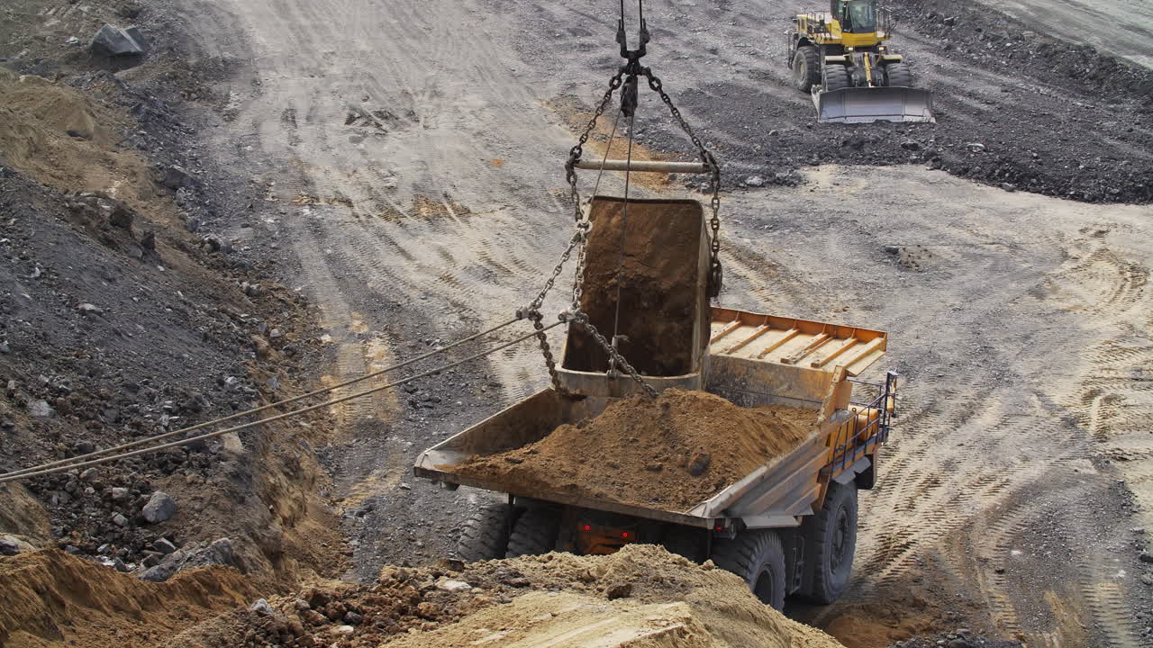 carga del camión de carga en la mina a cielo abierto
