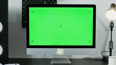 espacio de trabajo moderno con monitor de pantalla verde