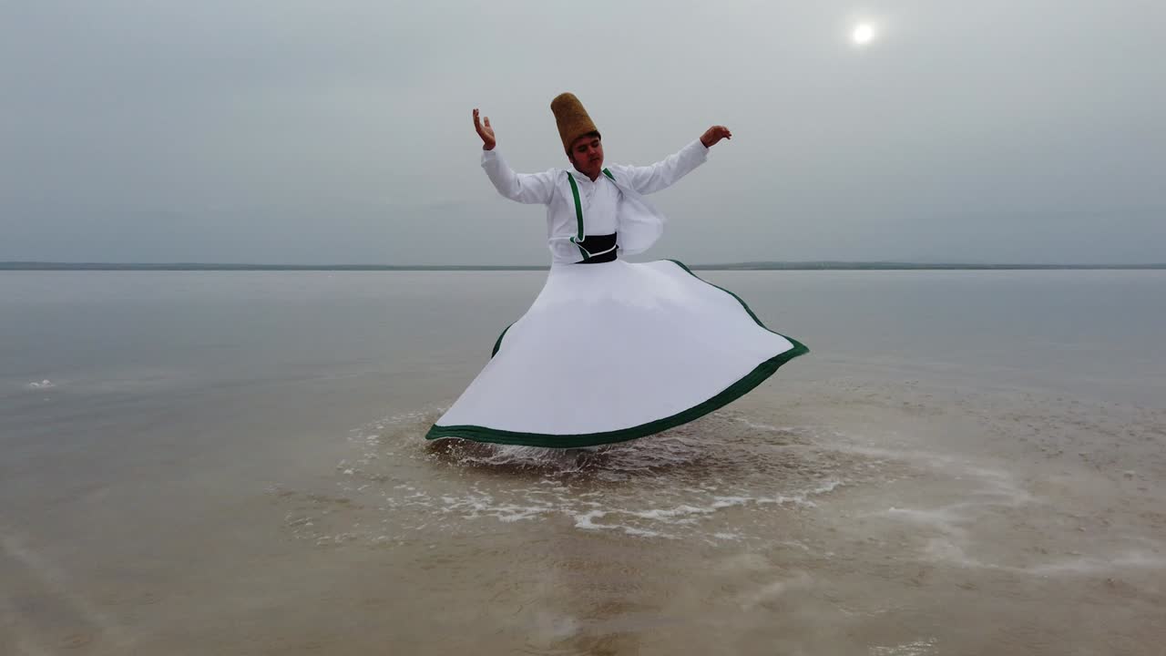 해가 지고 바다에서 회전하는 수피 (sufi whirling) 는 수피들 사이에서 유래한 사마 또는 신체적으로 활동적인 명상의 한 형태이다.