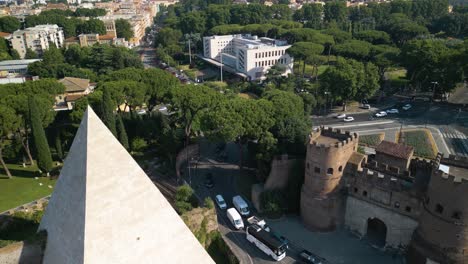 Toma-Aérea-Cinematográfica-Sobre-La-Plaza-Ostiense,-Pirámide-De-Cestius,-Porta-San-Paolo