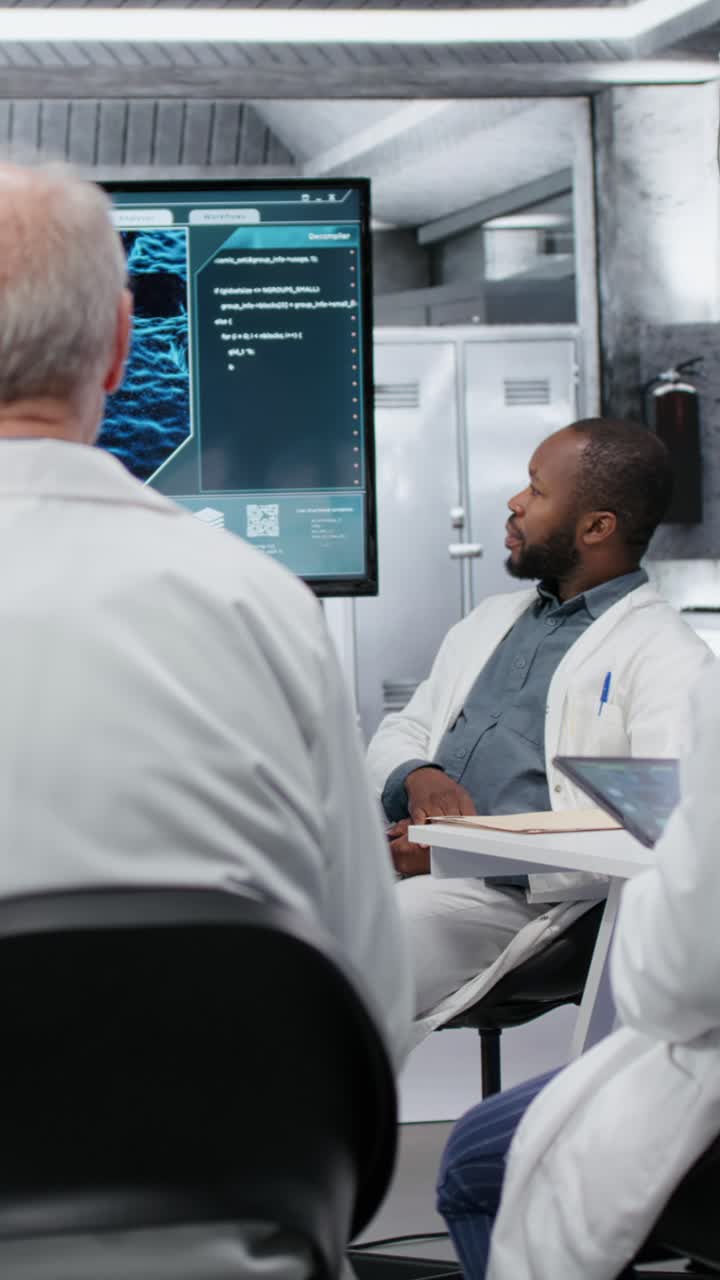 Vertical video Woman presenting innovative drug development findings to team in laboratory