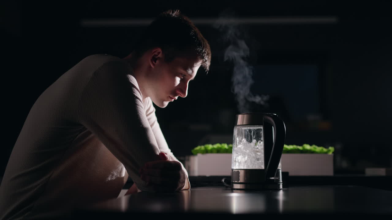 뜨거운 물병을 보는 남자