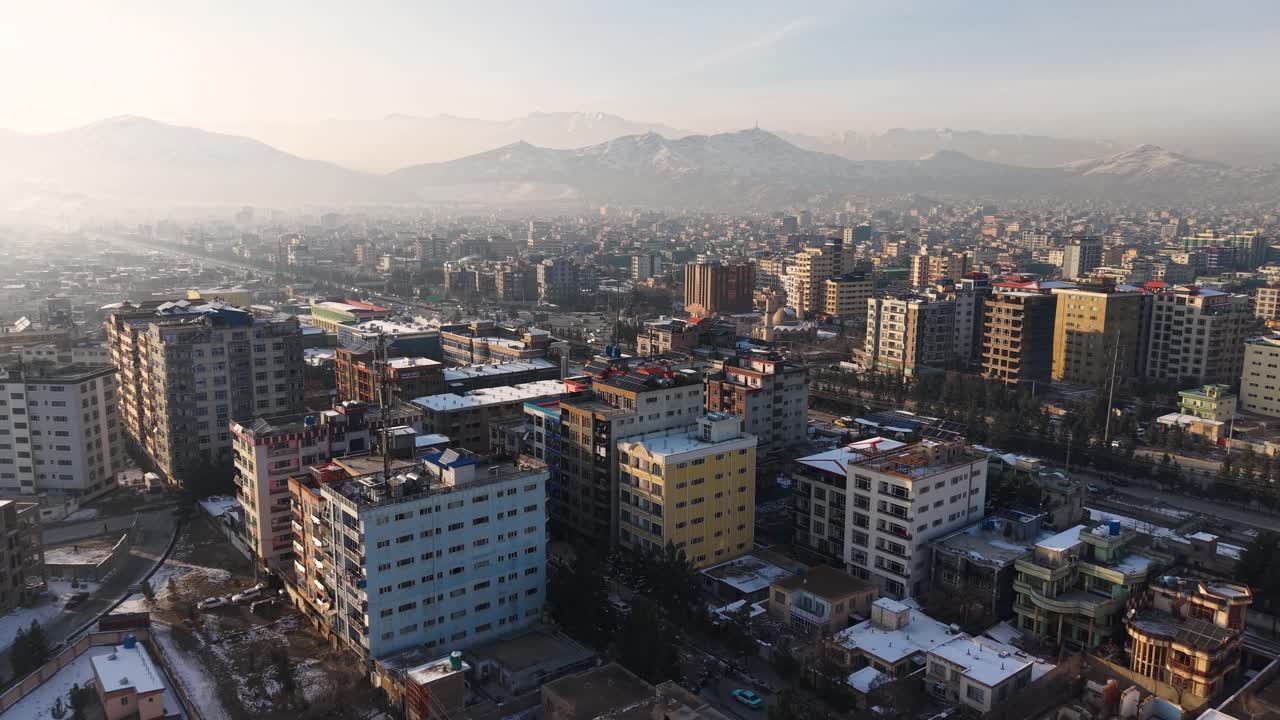 Khair Khana Kâbil’in havadan görünümü, apartmanların manzarası ve ekilmiş dağların görüntüsü