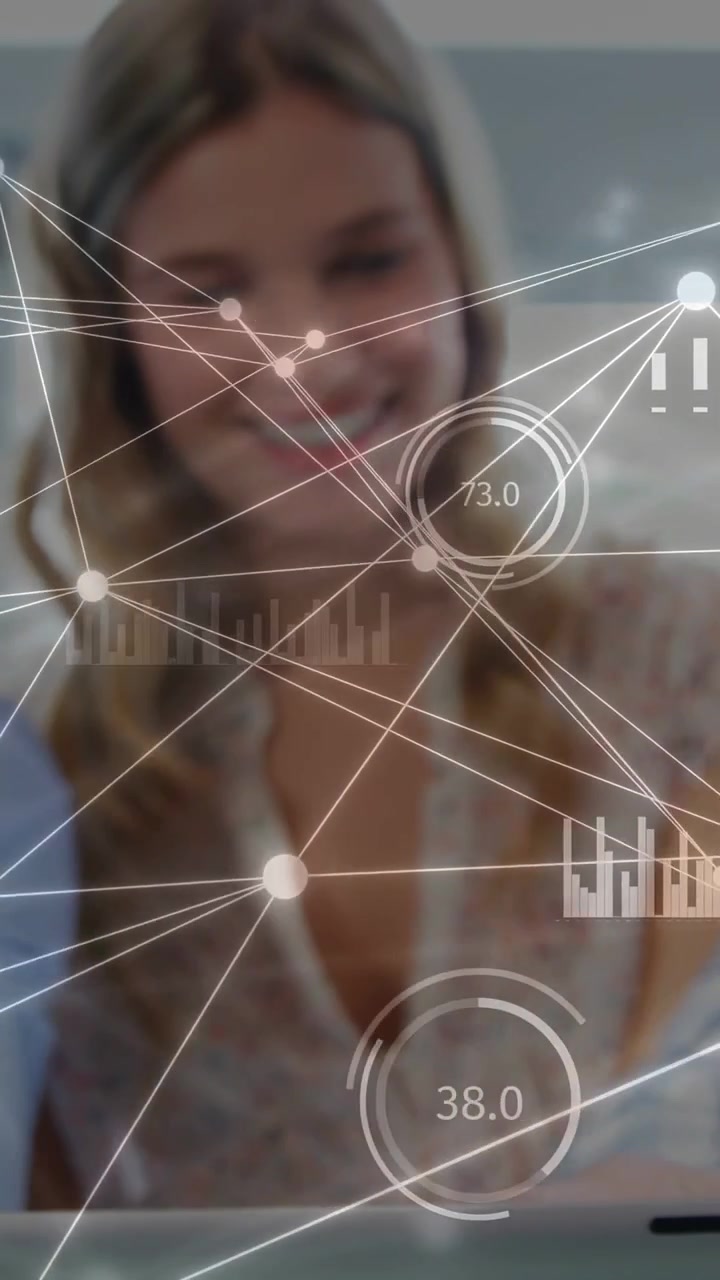Video vertical: Mujer tocando una tablet, gráficos tecnológicos animándose en la pantalla y guiando el análisis de datos.
