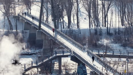 Kreativer-Cinemagraph-Des-Winterjoggers,-Der-Die-Fußgängerbrücke-über-Den-Fluss-überquert