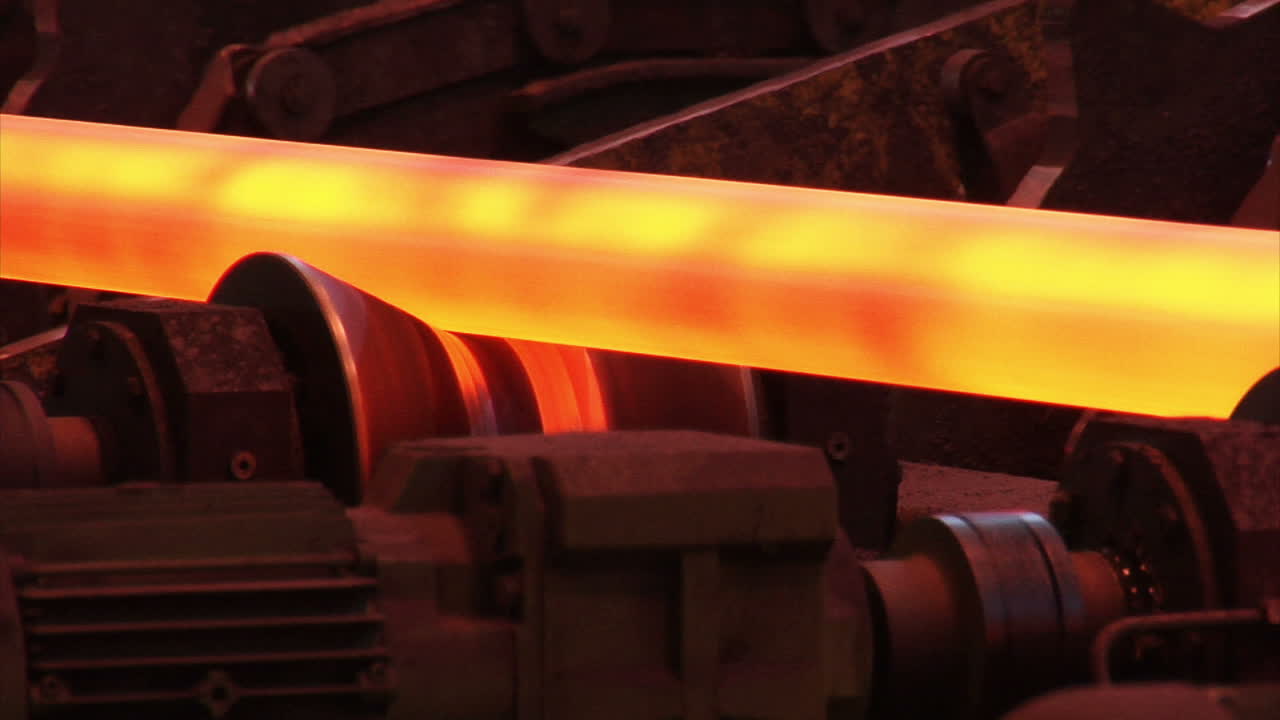Linea di produzione di tubi d'acciaio in una fabbrica di tubi. Linea di fabbricazione di tubi in acciaio.