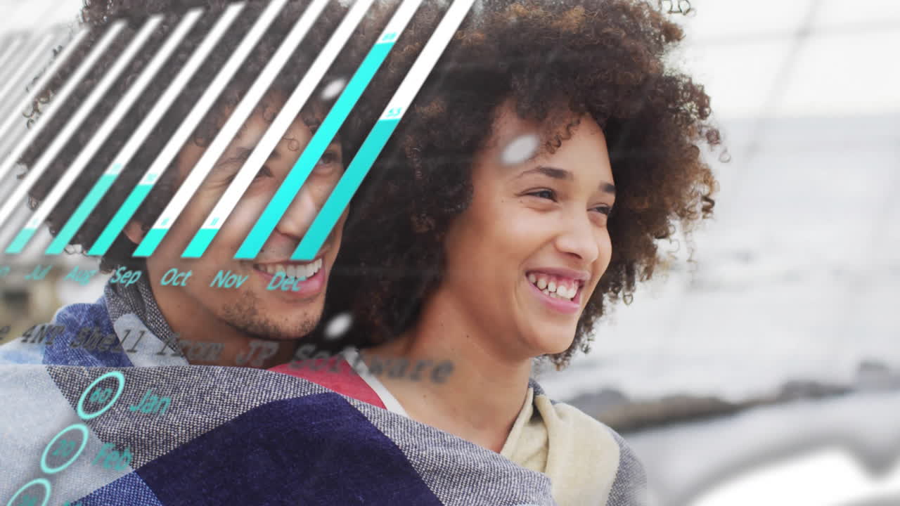 animación de procesamiento de datos sobre una pareja afroamericana abrazándose en la playa