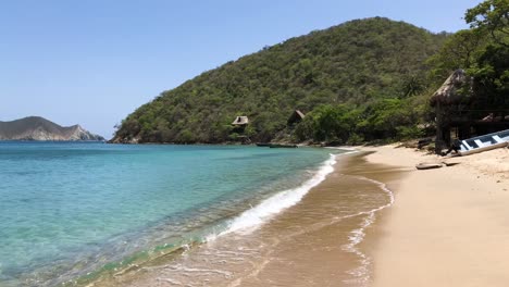 Cabañas-En-Una-Playa-Salvaje-En-El-Caribe-En-Un-Día-Soleado