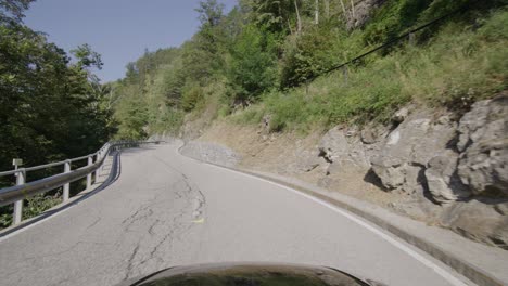 Conduciendo-Por-Una-Estrecha-Carretera-De-Montaña-En-Un-Bosque-En-Los-Alpes-Italianos