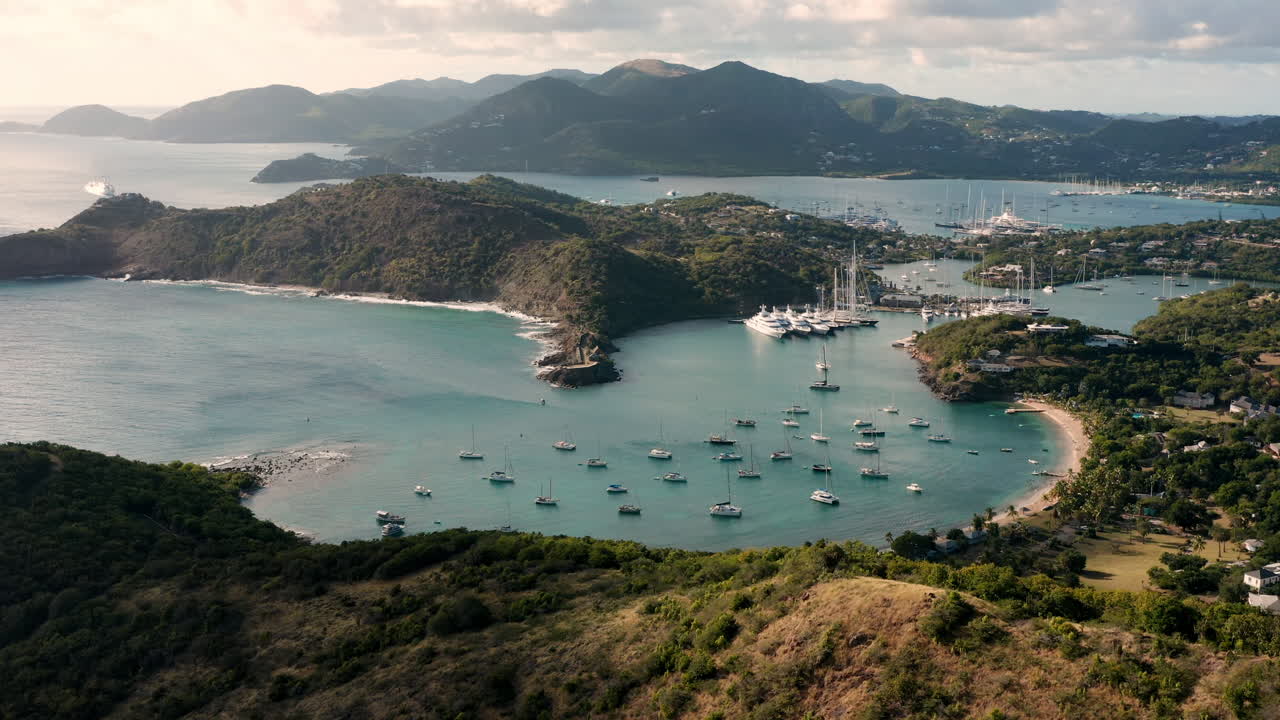 요트, 범선, 정박지, 만, 절벽이 보이는 카리브해 앤티가에 있는 영국 항구의 햇살 가득한 공중 촬영