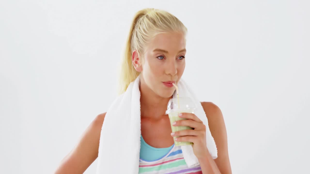 hermosa mujer bebiendo un batido