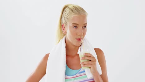 hermosa mujer bebiendo un batido