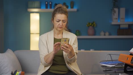 Mujer-Trabajadora-De-Oficina-En-Casa-Que-Tiene-Problemas-Y-Estrés-Por-Teléfono.