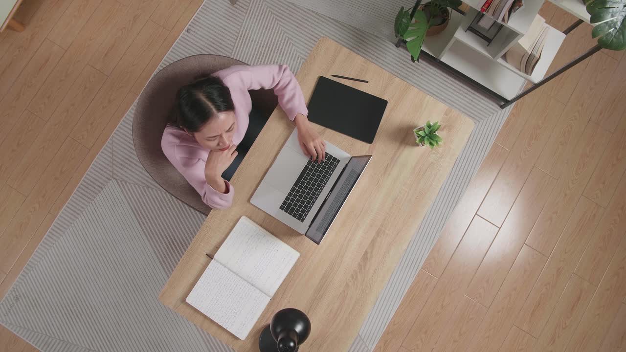 집에서 노트북으로 일하는 여성