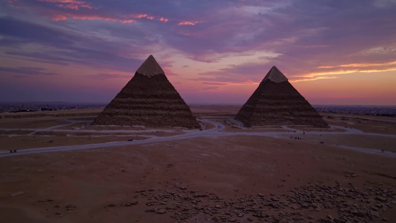 Letecké video zachycuje majestátní pyramidy při západu slunce a ukazuje jejich vznešenost na pozadí živého [NO_TRANSLATION].