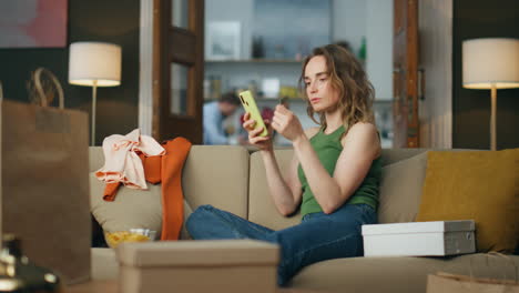 Mujer-Involucrada-Comprando-Celular-En-Casa.-Cliente-Joven-Pagando-Con-Tarjeta-De-Crédito