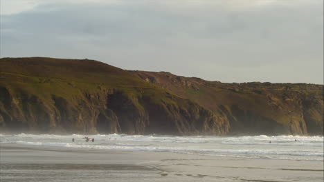 Perranporth-Sands-Beach,-Cornwall,-England-Mit-Schnell-Brechenden-Wellen-Am-Ufer,-Schwenk-Erschossen