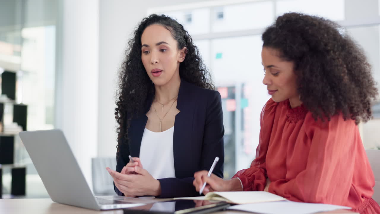 entrenamiento, pasante y gente de negocios escribiendo