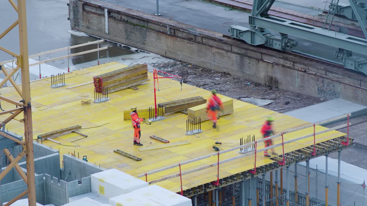 3人の建設作業員がプラットフォームを建設する様子。タイムラプス。