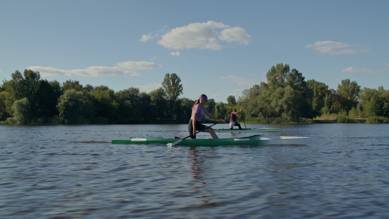 Mulheres andando de canoa em um lago